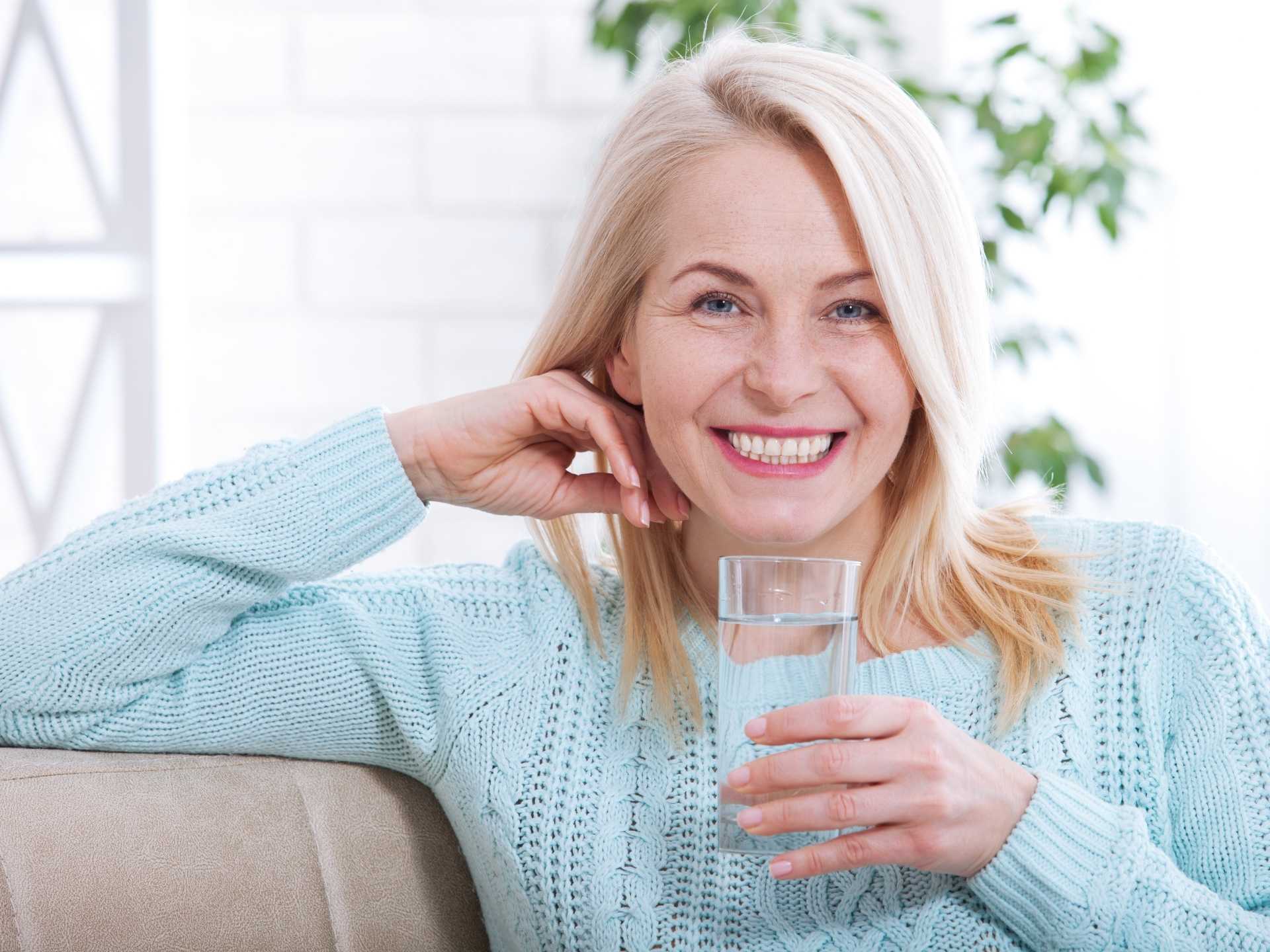 The Many Health and Beauty Benefits of Drinking Water + How to Drink Enough