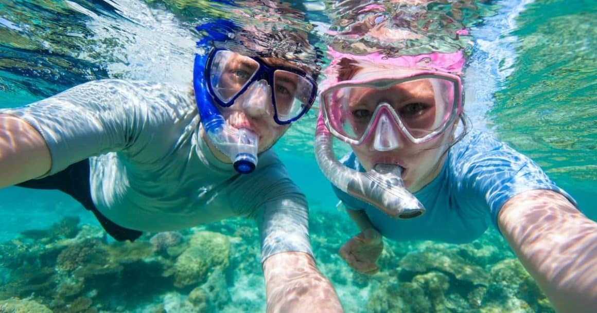 100 bucket-list ideas for couples-snokeling swim with sharks