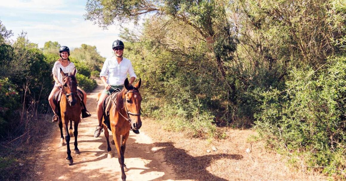 couple date day adventure-horse back riding